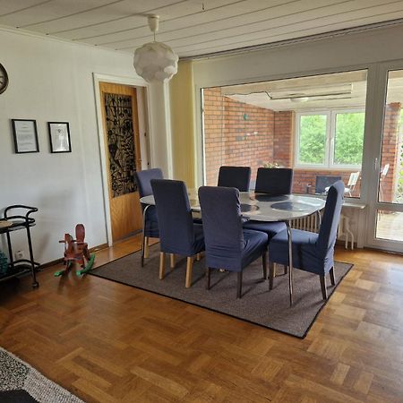 Villa Med Egen Parkering. Moejlighet Att Boka Fran 1 Och Upp Till 5 Personer. Örebro Exteriér fotografie