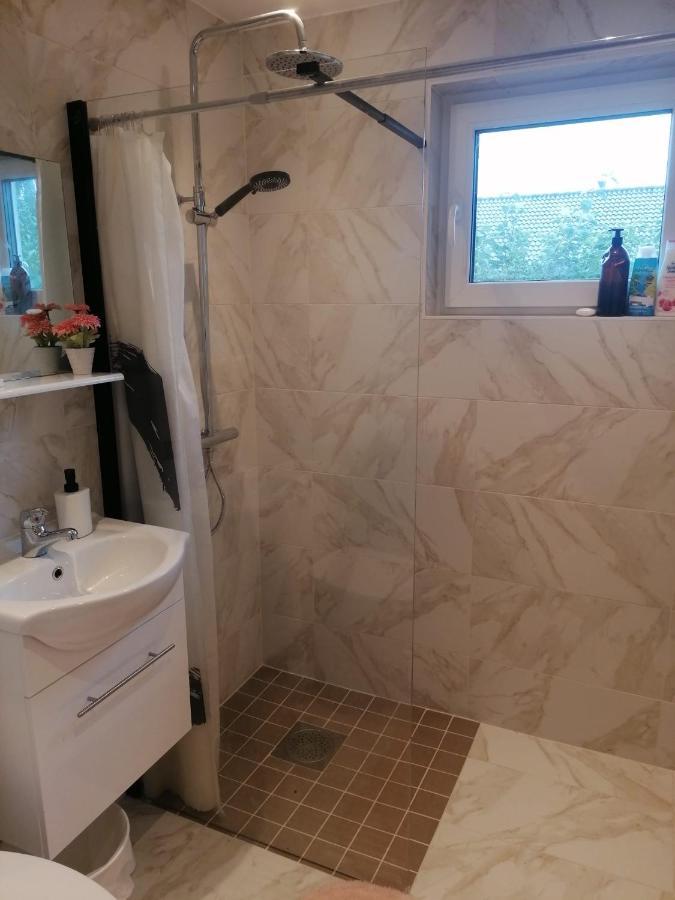 Villa Med Egen Parkering. Moejlighet Att Boka Fran 1 Och Upp Till 5 Personer. Örebro Exteriér fotografie