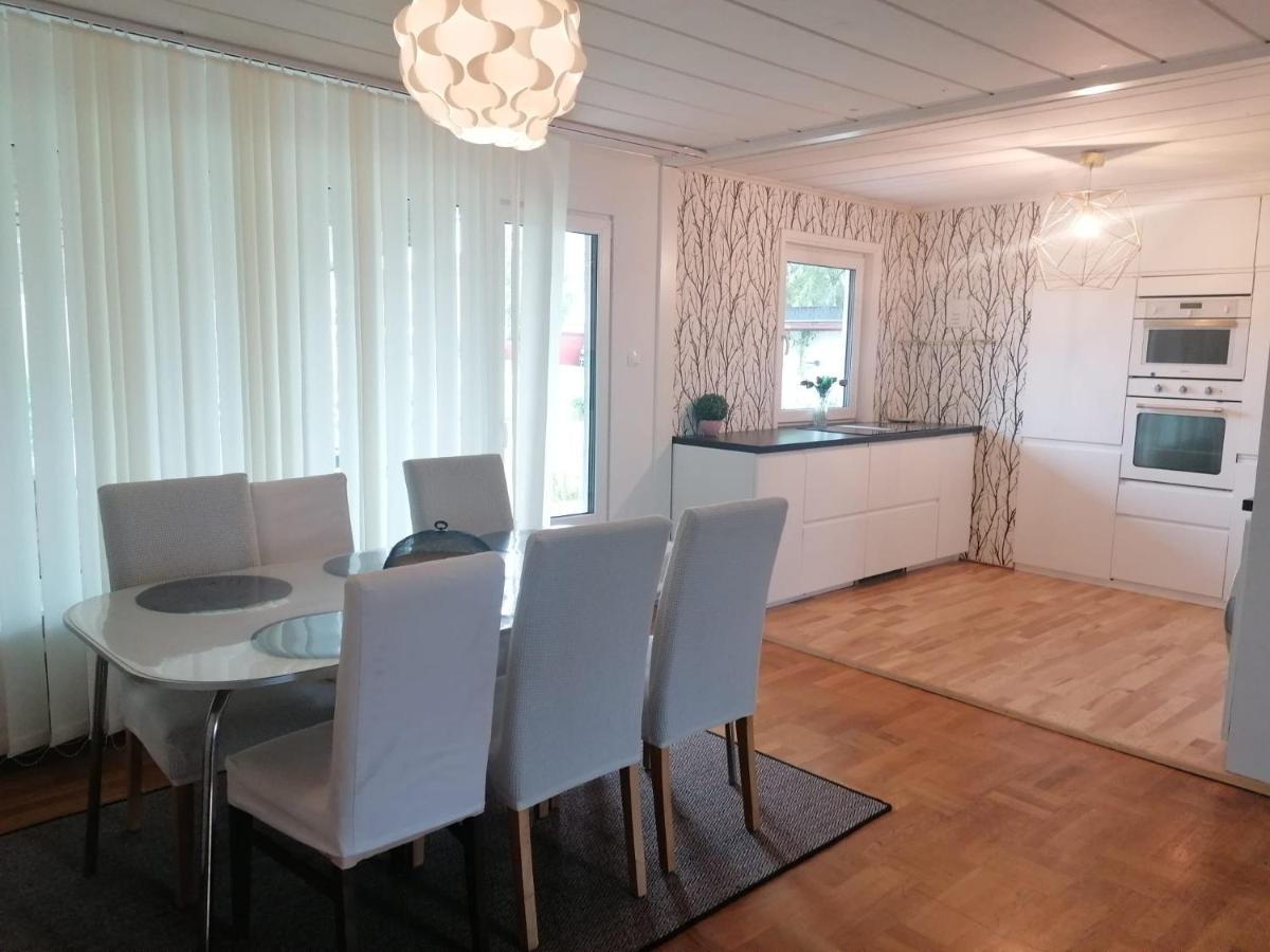 Villa Med Egen Parkering. Moejlighet Att Boka Fran 1 Och Upp Till 5 Personer. Örebro Exteriér fotografie