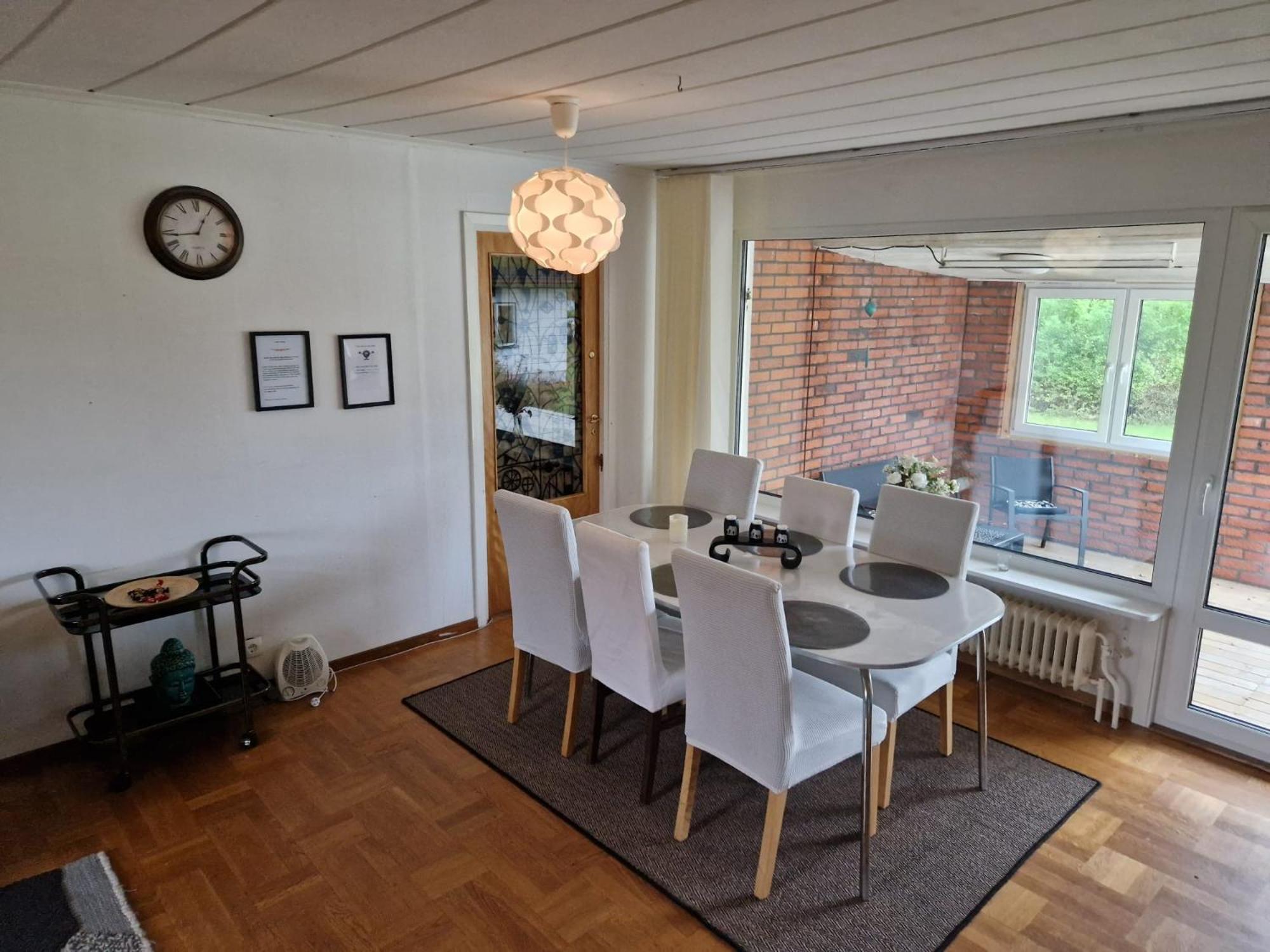 Villa Med Egen Parkering. Moejlighet Att Boka Fran 1 Och Upp Till 5 Personer. Örebro Exteriér fotografie