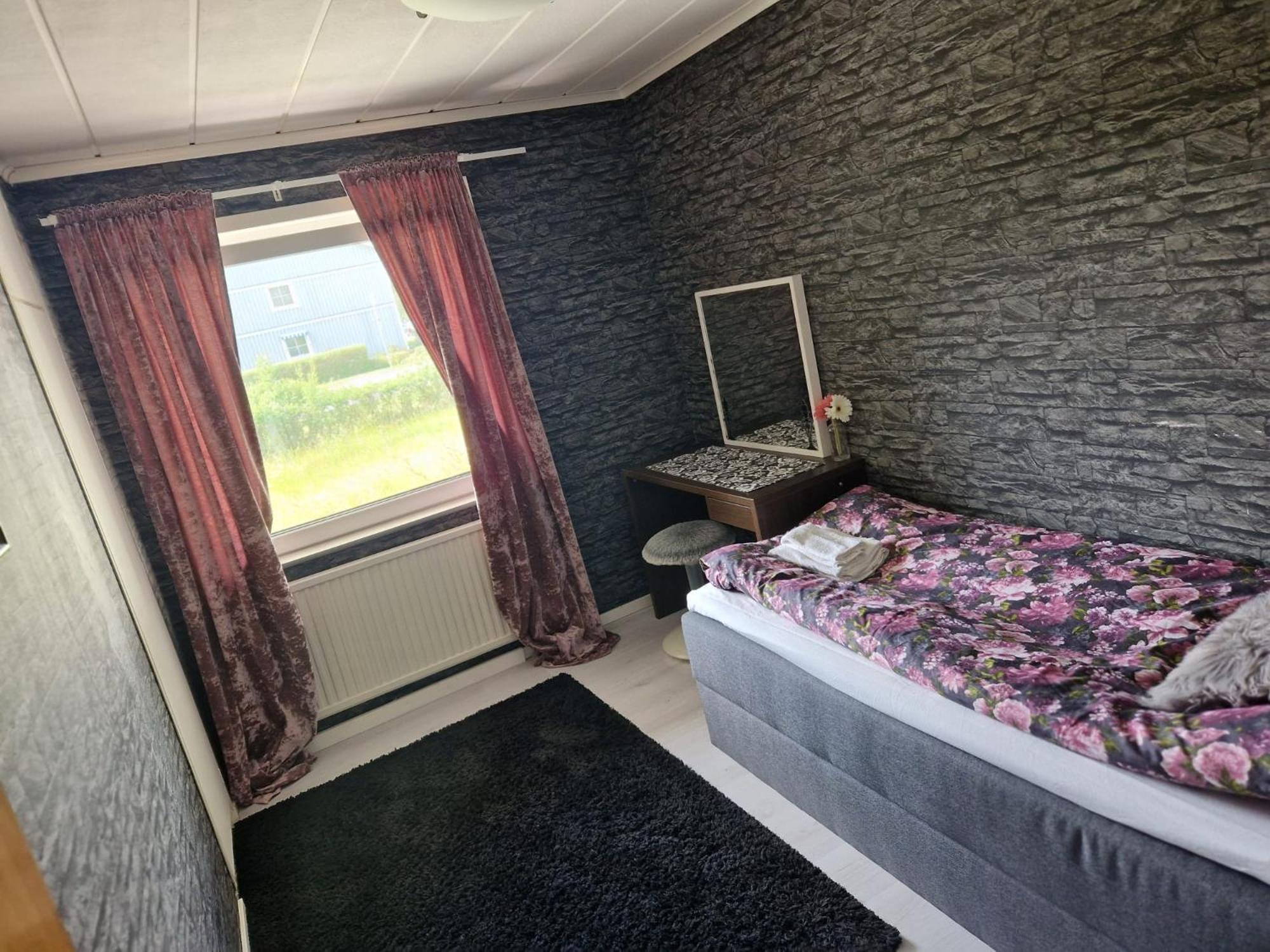 Villa Med Egen Parkering. Moejlighet Att Boka Fran 1 Och Upp Till 5 Personer. Örebro Exteriér fotografie