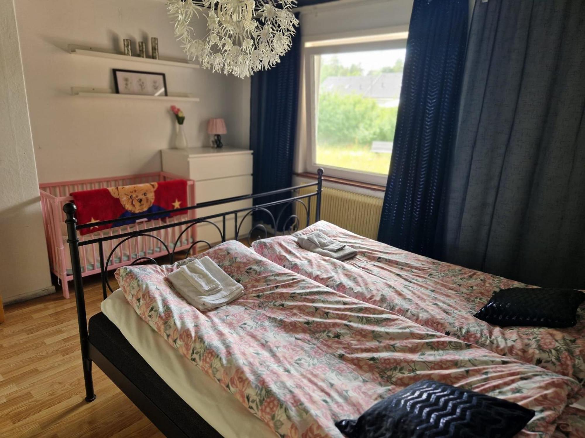 Villa Med Egen Parkering. Moejlighet Att Boka Fran 1 Och Upp Till 5 Personer. Örebro Exteriér fotografie