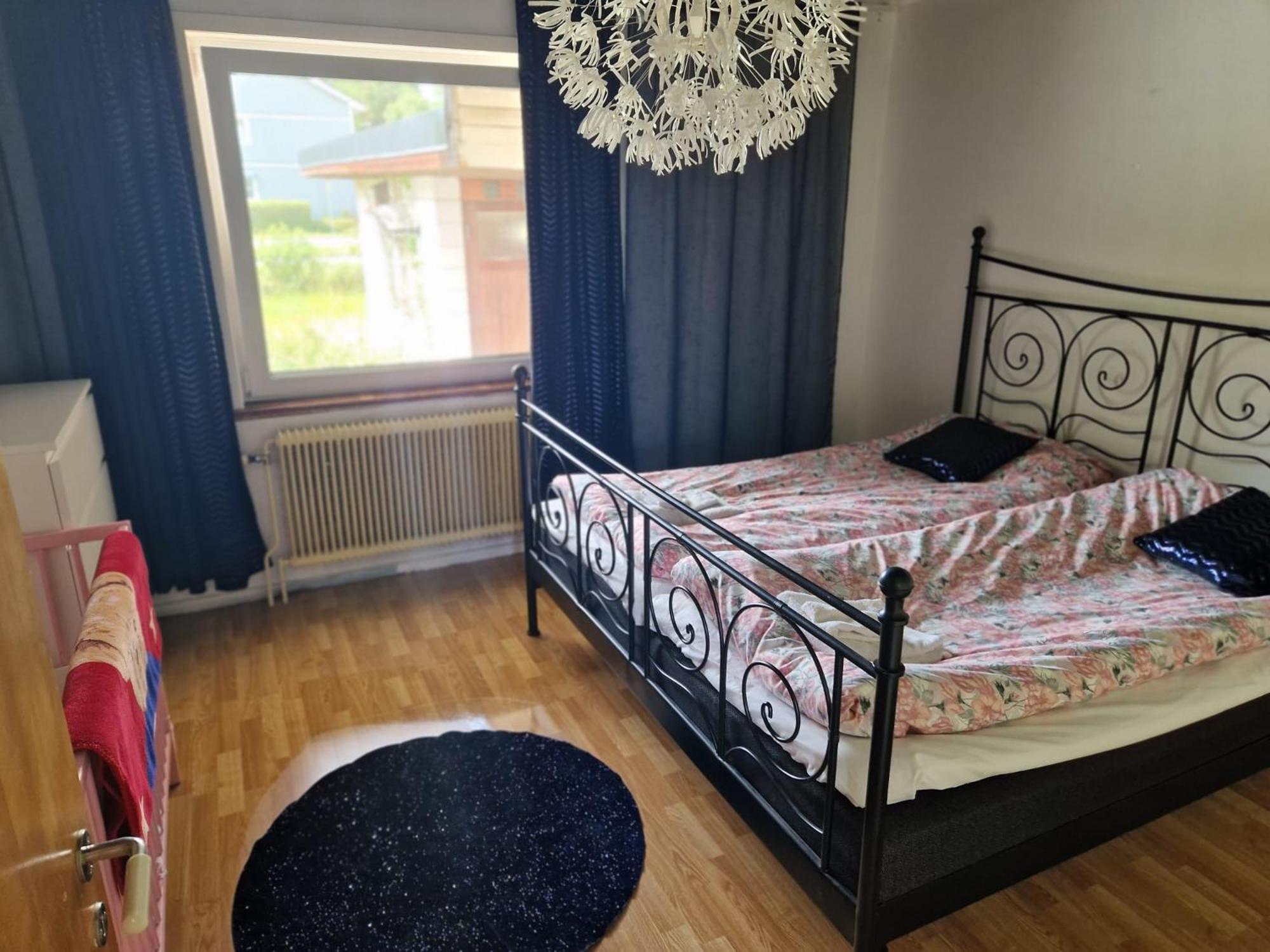Villa Med Egen Parkering. Moejlighet Att Boka Fran 1 Och Upp Till 5 Personer. Örebro Exteriér fotografie