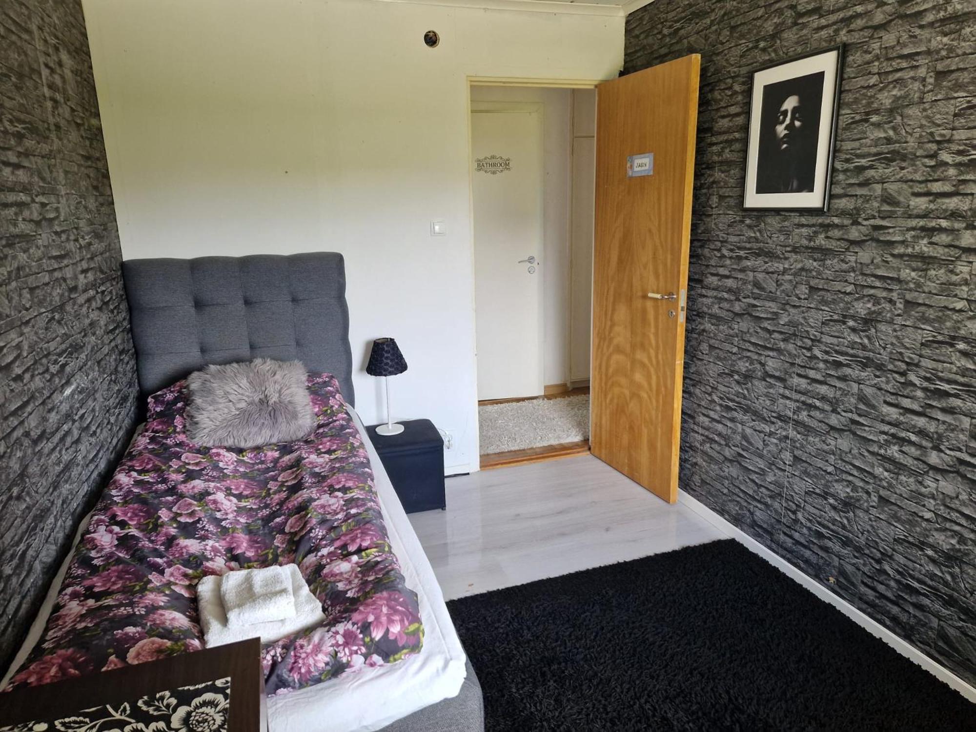 Villa Med Egen Parkering. Moejlighet Att Boka Fran 1 Och Upp Till 5 Personer. Örebro Exteriér fotografie